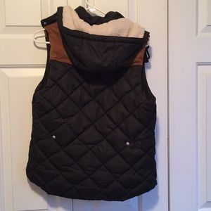 H&M Jackets & Coats - H&M black quilted vest H&M Jackets & Coats - H&M black quilted vest